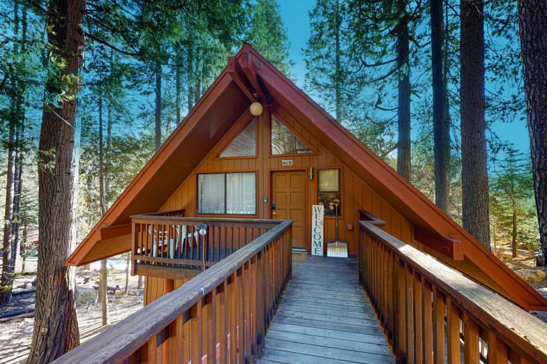 Cabaña en forma de A del parque Yosemite con terrazas, sala de juegos y vistas al bosque