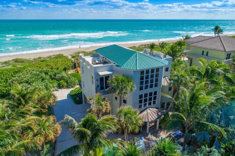 Chateau De La Mer: Florida Beach Estate cerrada con piscina climatizada y bañera de hidromasaje