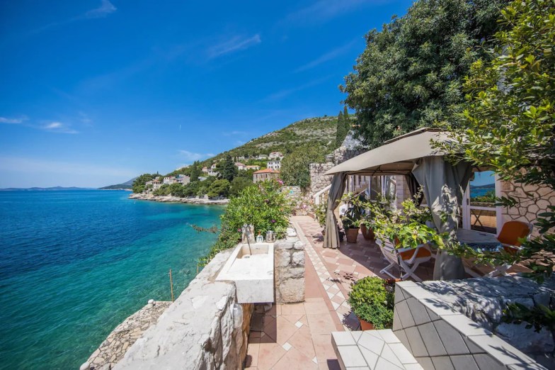 Villa única frente al mar con playa privada y amplias terrazas