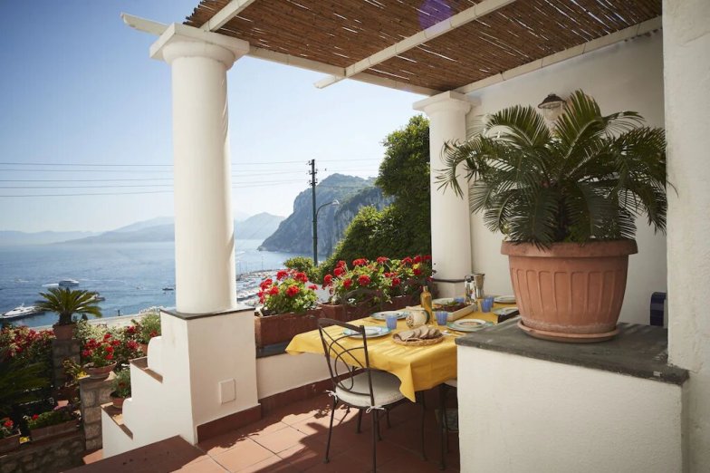 Casa panorámica en el golfo de Nápoles y el puerto de Capri, con terraza y jardín