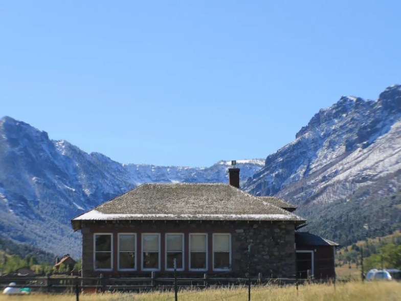 Escuela histórica de piedra en Tom Miner - Emigrant, Montana