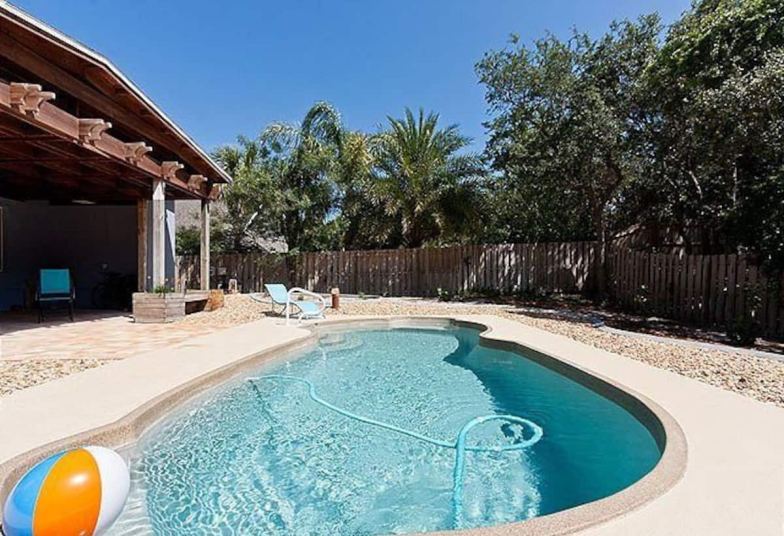 Moderna casa de playa con piscina privada climatizada