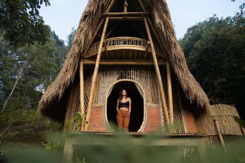 Tradicional casa de bambú oculta en Bali-1