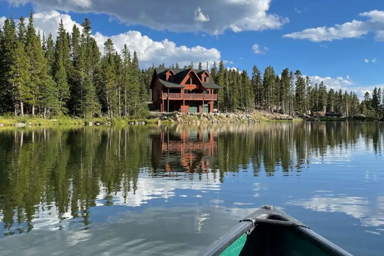 Cabaña de troncos pacífica frente al lago con excelentes vistas - Idaho Springs