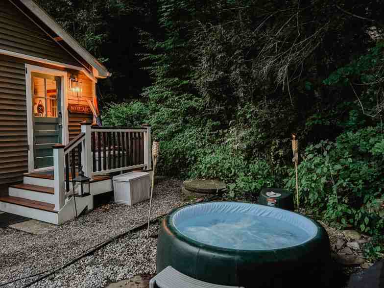 The Little Lake Cabin con bañera de hidromasaje y brasero - New Fairfield