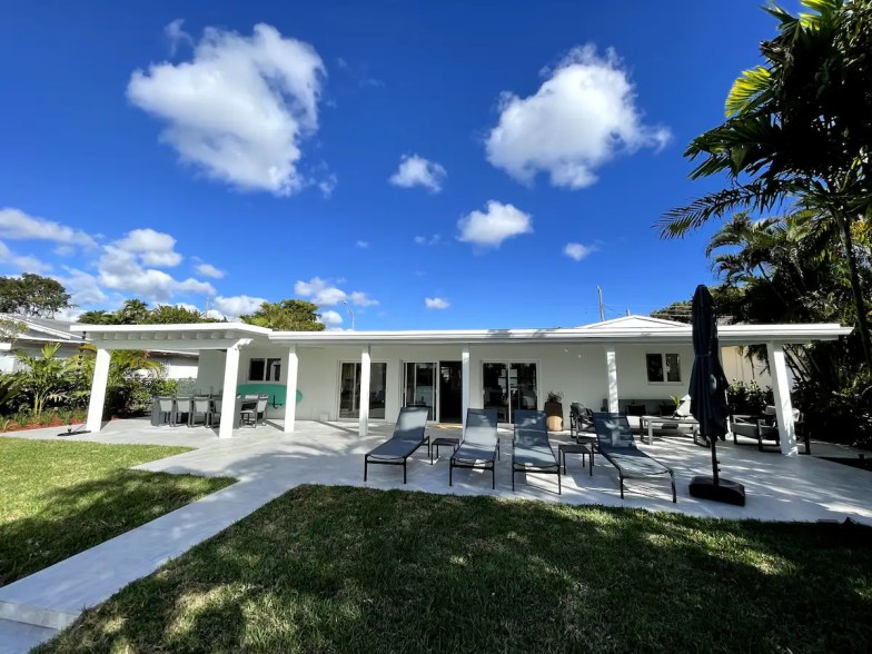 Moderna casa frente al lago en la playa en Miami