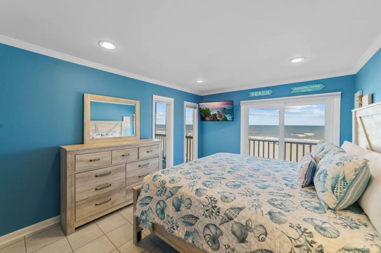 Alquiler de Lujo de Tres Dormitorios en la Playa con Vista Directa al mar y Piscina