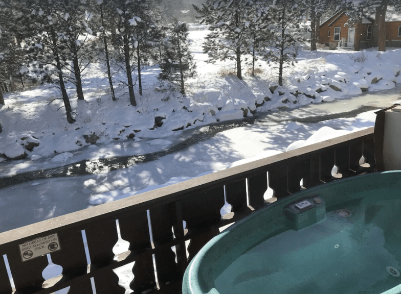 Bañera de hidromasaje privada justo en Fall River, a solo 1 milla del Parque Nacional de las Montañas Rocosas